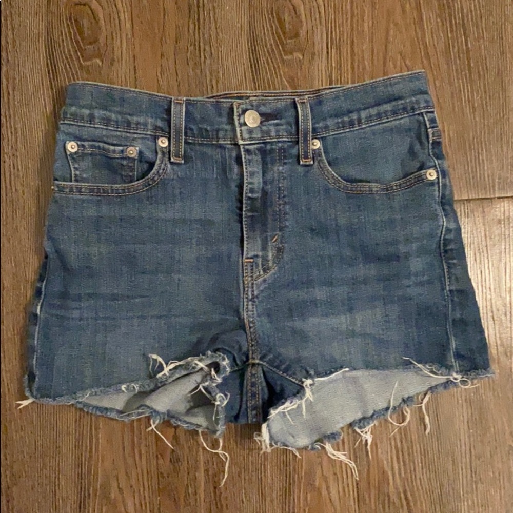 Levi’s denounced shorts size 27